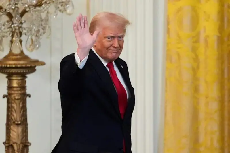 Trump waving to reporters